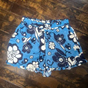 Maeve ruffled flowy blue & black floral silky luxe S shorts thumbnail 2