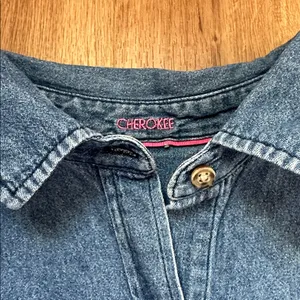 Vintage Cherokee Women’s Blue Lightweight‎ Denim Button Up Shirt thumbnail 2