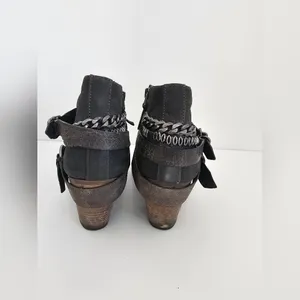 Dolce Vita Gray Suede Moto Ankle Boots Multi-Strap Buckle & Chain Details sz 8 thumbnail 5
