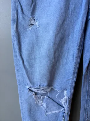 American Eagle Strigid Mom Jeans Size 4 Light Wash Distressed Ripped Denim thumbnail 2