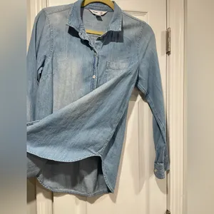 Old Navy Size M The Classic Shirt Light Wash Denim Jean Button Down Collared thumbnail 5