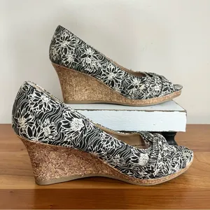 Dexflex Comfort Womens Black White Floral Cork Wedge Peep Toe Sandals Size 7W‎ thumbnail 2