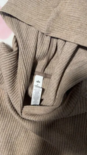 alo sweatshirt new with tags thumbnail 2
