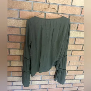 Women’s Green Hollister Flowy Flare Long Sleeve Boho Top Size Small thumbnail 4