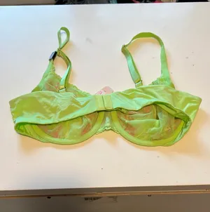 Victoria’s Secret Lace Underwire Bra thumbnail 4