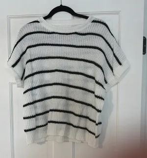Woman’s Sweater Size M thumbnail 1