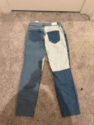 Hollister Curvy High-Rise Mom Jeans thumbnail 2