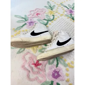 Nike Blazer Mid‎ 77 Vintage White Black Sneakers CZ1055-100 Womens 7.5 thumbnail 2