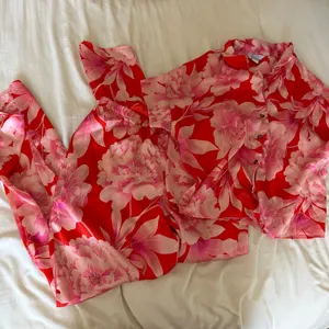 Sofia Vergara Pink and red floral pajamas thumbnail 2