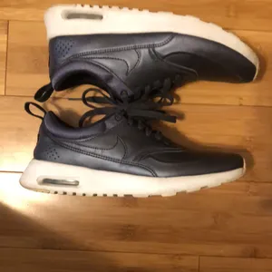 Nike Women's Air Max Thea SE Running Shoe 6.5 Black thumbnail 5