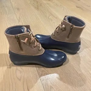 🍁 NEW Sperry Navy & Brown Water Resistant Leather Saltwater Duck Boot Size 10 thumbnail 9
