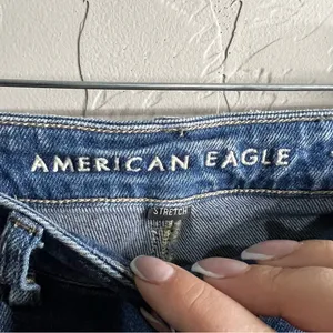 American Eagle Stretch Hi‎ Rise Ripped Distressed Mom Jeans thumbnail 8