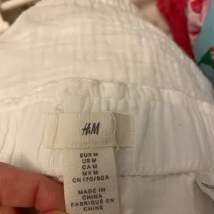 H&M‎ White Shorts thumbnail 3