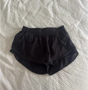 Lululemon Hotty Hot Shorts 2.5" Low-Rise thumbnail 2