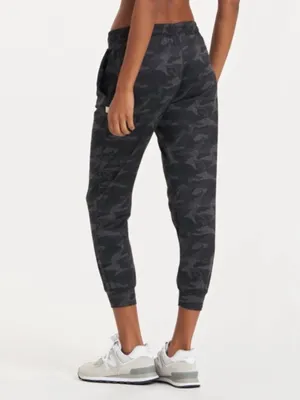 Vuori Women's Performance High Waist Rise Joggers Camo Medium thumbnail 2