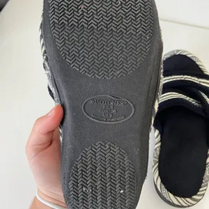 EUC‎ | Isotoner women’s solid bottom slippers — size 7.5-8 thumbnail 4