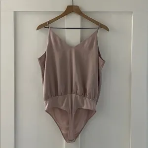 EXPRESS Crepe Sleeveless Cami Bodysuit Double V-Neck Thong Back in Mauve Size L thumbnail 4