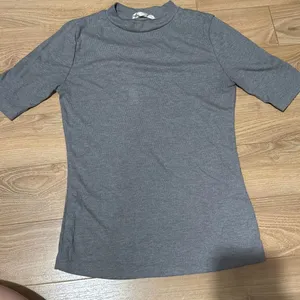 ‎Forever 21 gray shirt size medium thumbnail 1