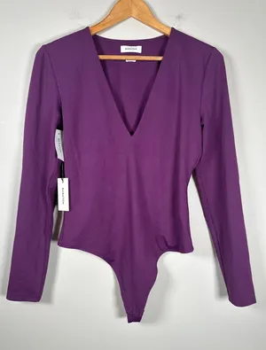 Aritzia Babaton NEW Contour Dewberry Purple Mauve Bodysuit V‎ Neck Long Sleeve L thumbnail 1