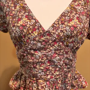 Sim &‎ Sam Brown Floral Ruched Peplum Top Open Back Tie Short Sleeve Size XL thumbnail 4