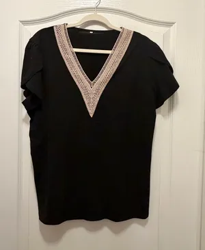 Women’s black shirt XL thumbnail 1