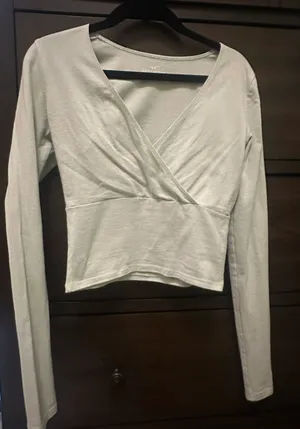 Hollister V Neck Crop Top thumbnail 1