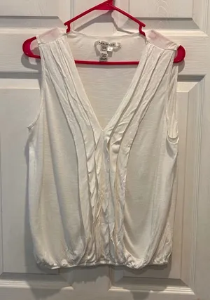 Max Studio White Pleated Blouse Womens L‎ Sleeveless V Neck Lightweight Top thumbnail 1