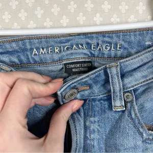 American Eagle Women Jeans Sz 6 Light Wash‎ Distressed Highest Rise Mom Denim thumbnail 3