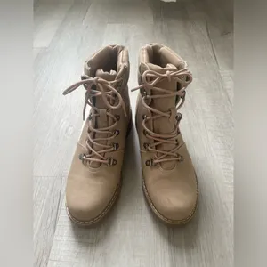 NWOT women’s beige suede boots size 8 thumbnail 2