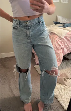 American Eagle Strigid Mom Jeans Ripped thumbnail 3