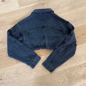 White Fox Boutique - Love You Again Cropped Denim Jacket in Faded Black / Gray thumbnail 4