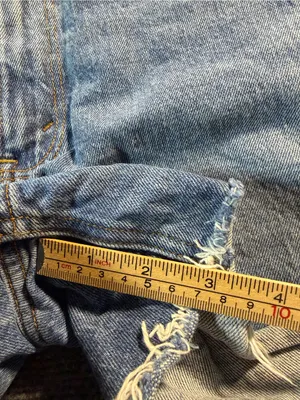 Abercrombie & Fitch The Mom Short High Rise Raw Hem Size 24/00 3" Inseam thumbnail 9