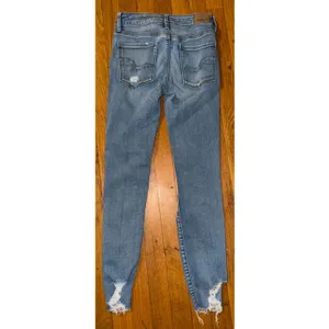 American Eagle Distressed Super Stretch Skinny Jeans Women’s Size 2 Raw Hem thumbnail 4