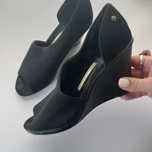 Dana Buchman Pira Stretch Heels Shoes Wedges Womens 6 Black Open Toe Slip On thumbnail 3