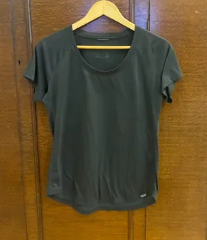 Patagonia Women’s Medium Black Short Sleeve Performance Athletic Top thumbnail 1