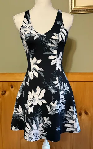 Abercrombie & Fitch Navy and White Floral Mini Dress size XS thumbnail 1
