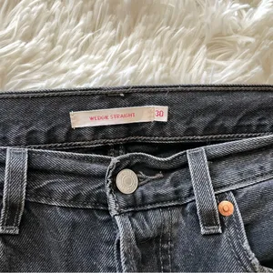 Levi’s raw hem distressed Wedgie jeans thumbnail 4