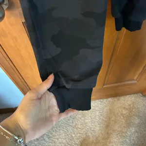 Lululemon black camo joggers Size 6 thumbnail 3