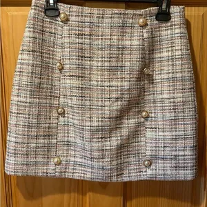Pink Lily Tweed Mini Skirt faux pearl button detail women’s size M thumbnail 1