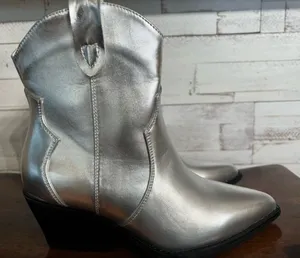 London Rag Wales Metallic Western Boots in size 6. New without box thumbnail 1
