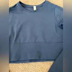 Offline by aerie long sleeve cropped workout top thumbnail 3