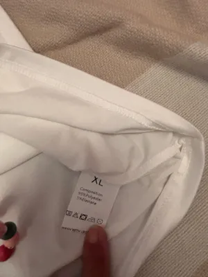 Women’s white graphic tee Size XL thumbnail 3