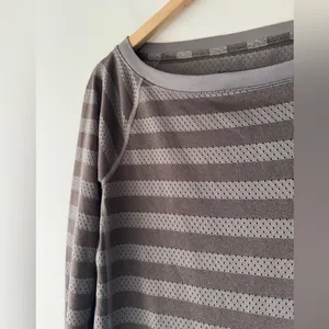 Nike‎ Dri-Fit Long Sleeve Mesh Striped Gray Top thumbnail 2