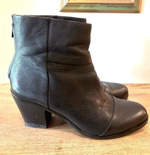 GRAY Sandy Black Leather Cap Toe Ankle Boots Back Zip Block Heel Minimalist 8.5M thumbnail 1