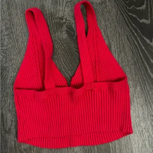 Red sweater crop top Size M thumbnail 2