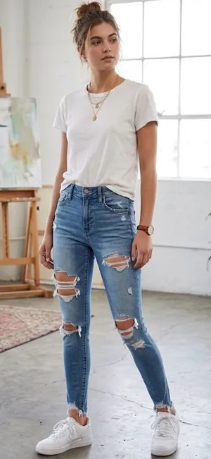 American Eagle High Rise Distressed Jegging 4R Light Wash. thumbnail 1
