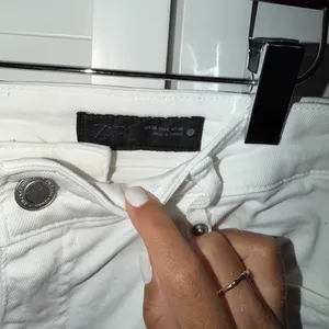 Zara White High-Rise Wide-Leg Jeans thumbnail 3