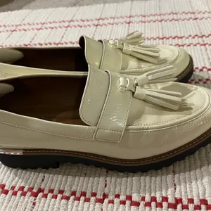 Franco Sarto Women’s Carolynnn Tassel Loafers Putty Patent Sz 8.5 thumbnail 5