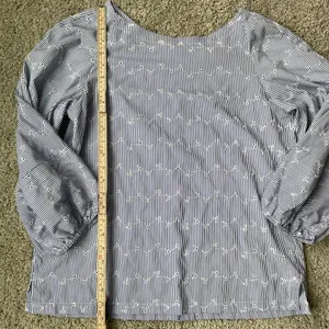 LOFT blue and white striped eyelet blouse Sz Medium thumbnail 4