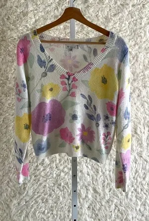 WOMEN'S FRANCESCA'S V-NECK FLORAL SWEATER~SIZE MEDIUM! thumbnail 1